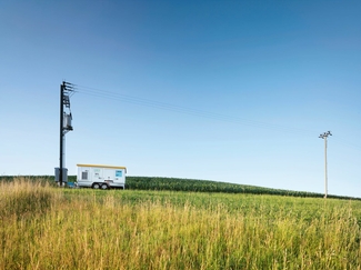 Netzersatzanlage auf grüner Wiese