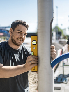 Mitarbeitender bei der Arbeit mit einer Wasserwaage