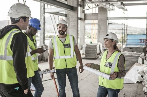 Planung eines Teames auf einer Baustelle