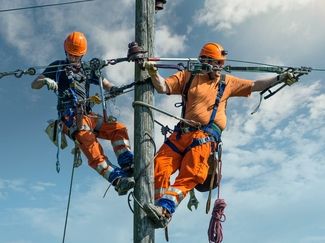 [Translate to Deutsch (DE):] Netzleitungsmonteure bei der Arbeit